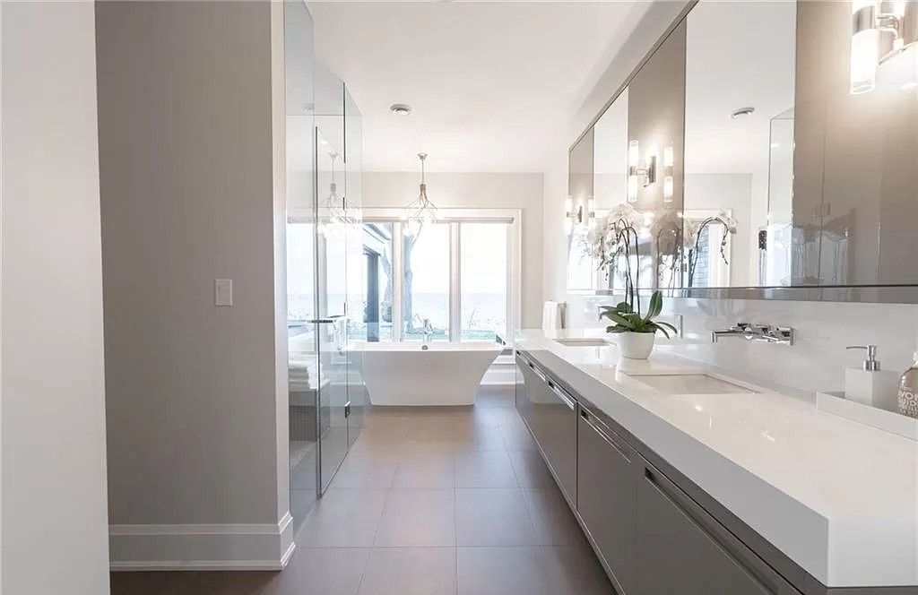 The Residence in Ontario is sure to exceed your expectations with uninterrupted lake views from all principal rooms now available for sale