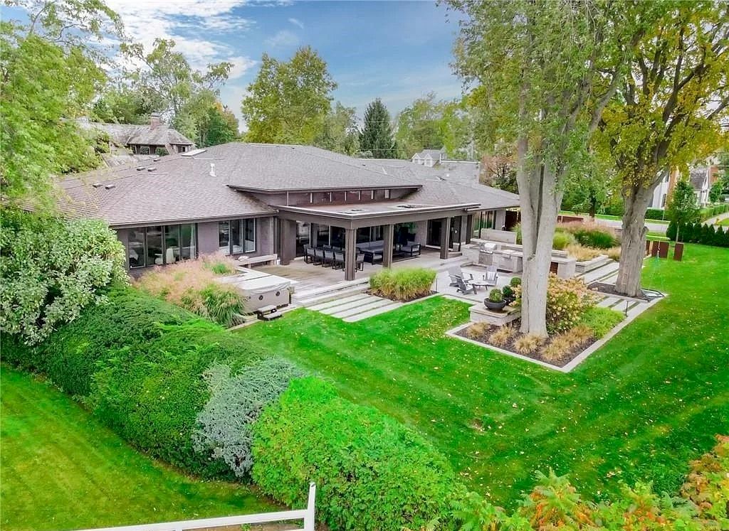 The Residence in Ontario is sure to exceed your expectations with uninterrupted lake views from all principal rooms now available for sale