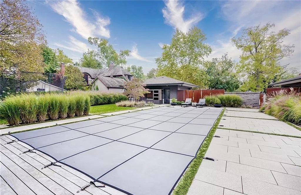 The Residence in Ontario is sure to exceed your expectations with uninterrupted lake views from all principal rooms now available for sale