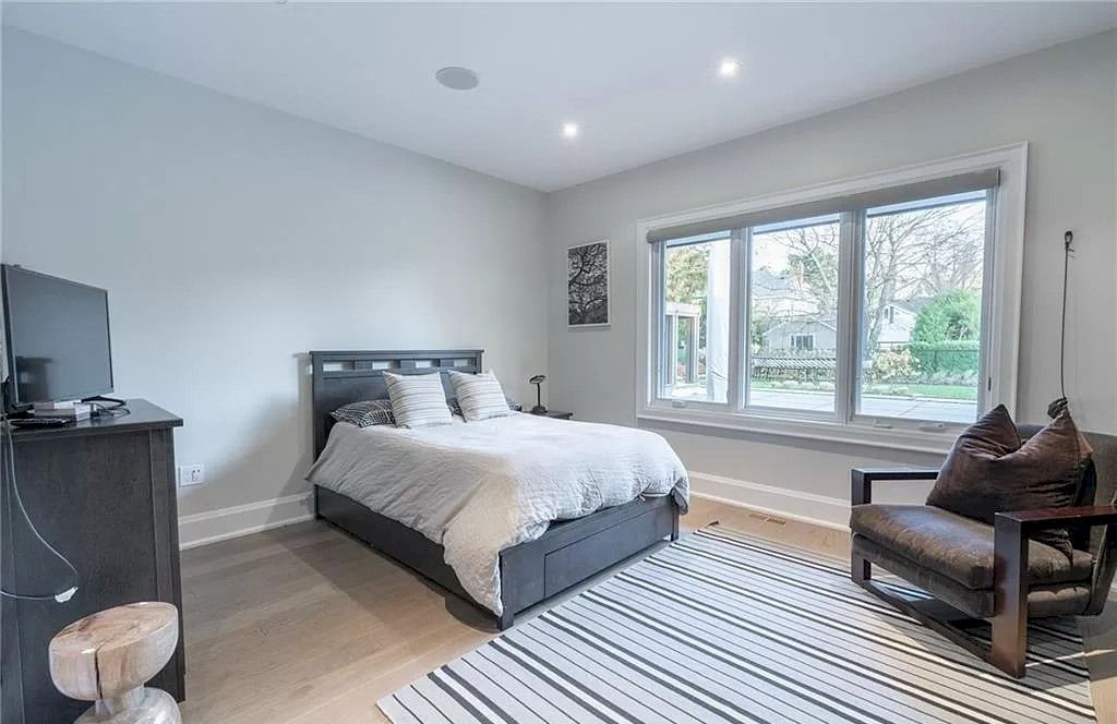 The Residence in Ontario is sure to exceed your expectations with uninterrupted lake views from all principal rooms now available for sale