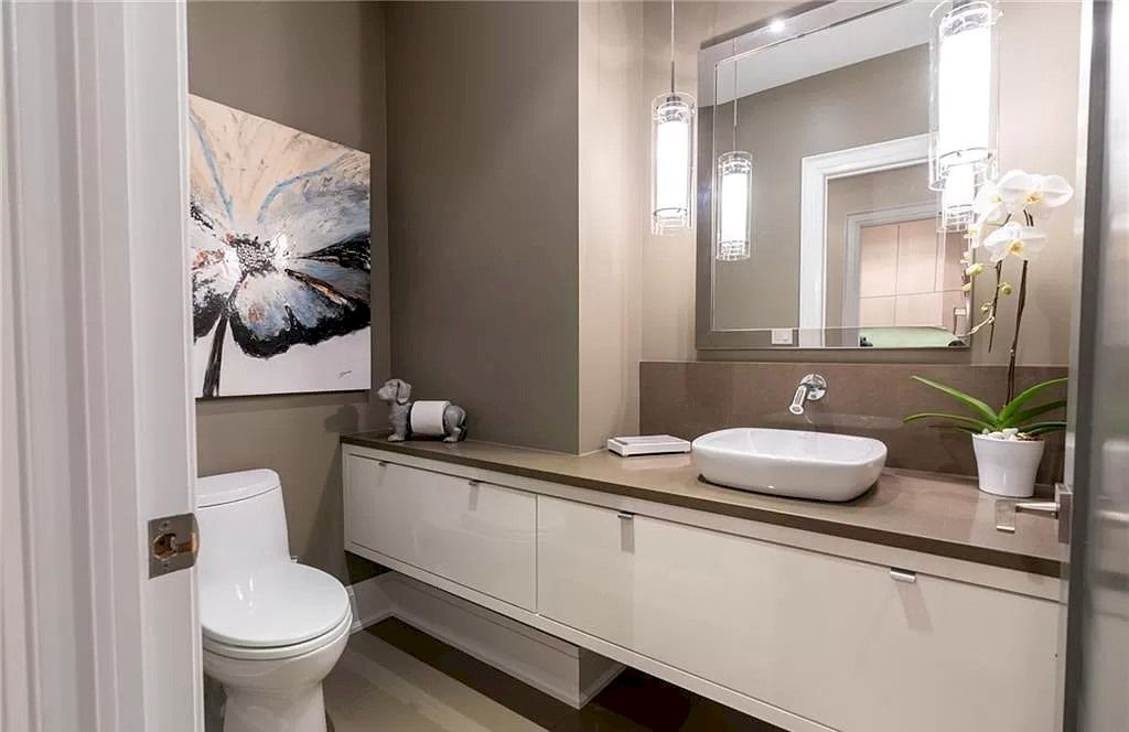 The Residence in Ontario is sure to exceed your expectations with uninterrupted lake views from all principal rooms now available for sale