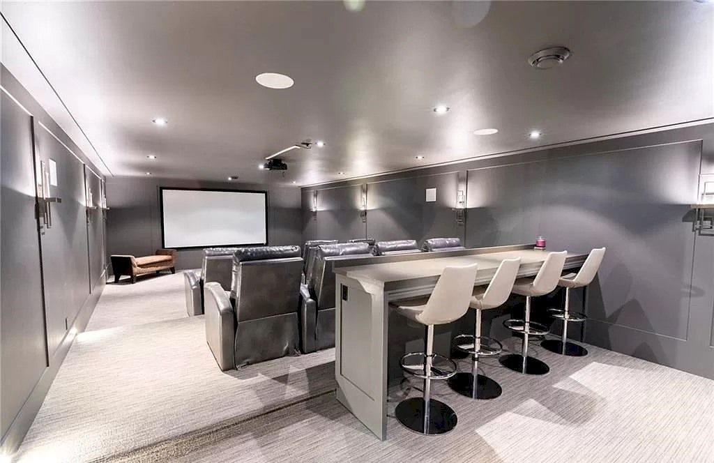 The Residence in Ontario is sure to exceed your expectations with uninterrupted lake views from all principal rooms now available for sale