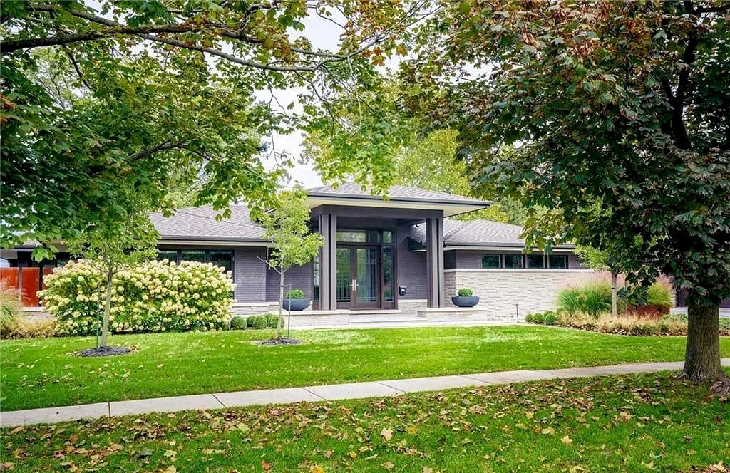 The Residence in Ontario is sure to exceed your expectations with uninterrupted lake views from all principal rooms now available for sale