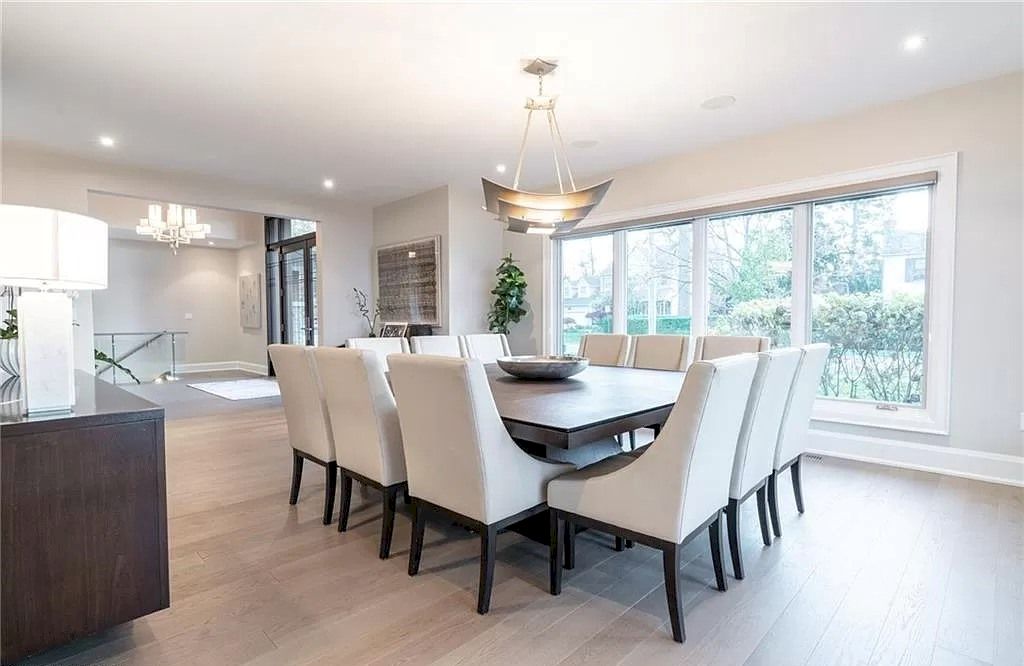 The Residence in Ontario is sure to exceed your expectations with uninterrupted lake views from all principal rooms now available for sale
