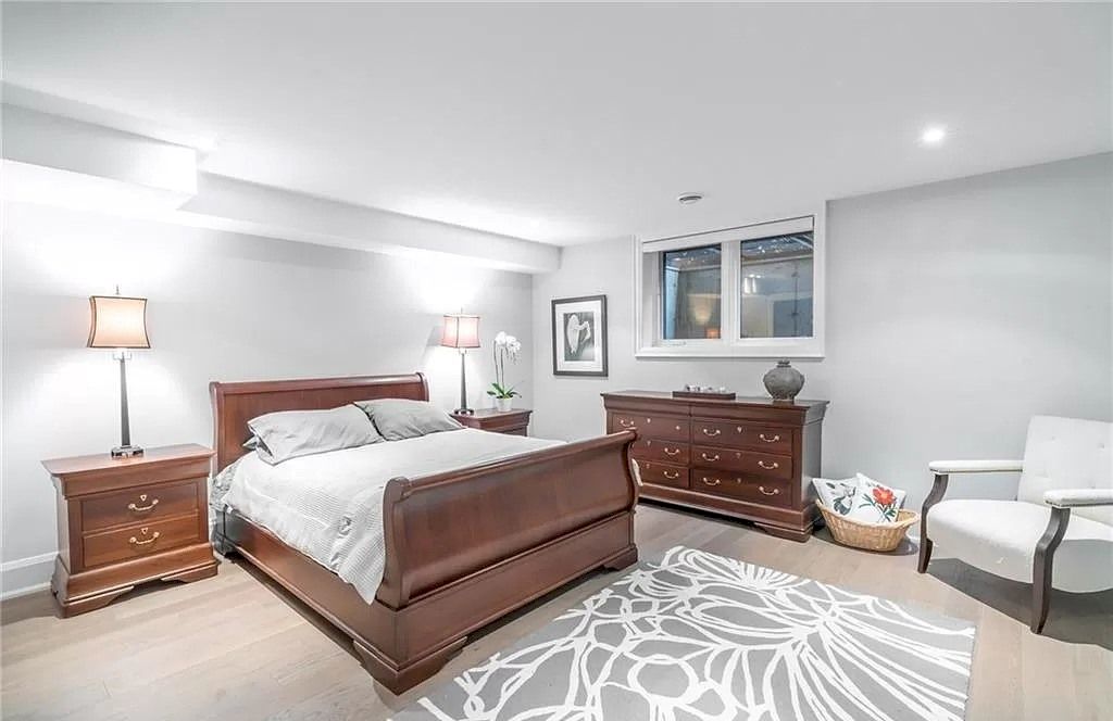 The Residence in Ontario is sure to exceed your expectations with uninterrupted lake views from all principal rooms now available for sale