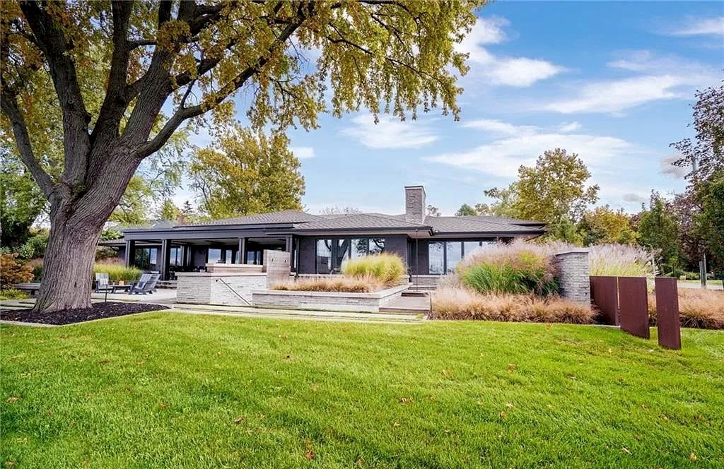 The Residence in Ontario is sure to exceed your expectations with uninterrupted lake views from all principal rooms now available for sale