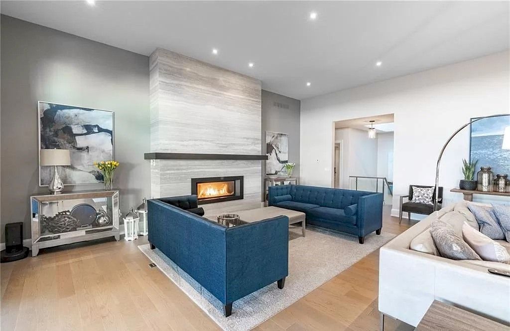 The Residence in Ontario is sure to exceed your expectations with uninterrupted lake views from all principal rooms now available for sale