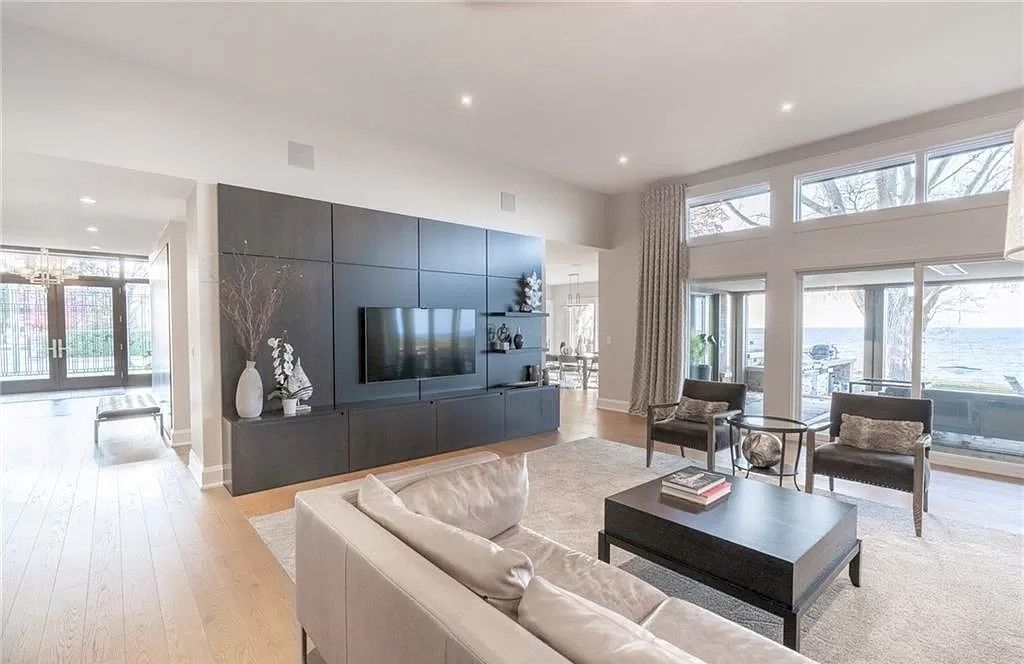 The Residence in Ontario is sure to exceed your expectations with uninterrupted lake views from all principal rooms now available for sale