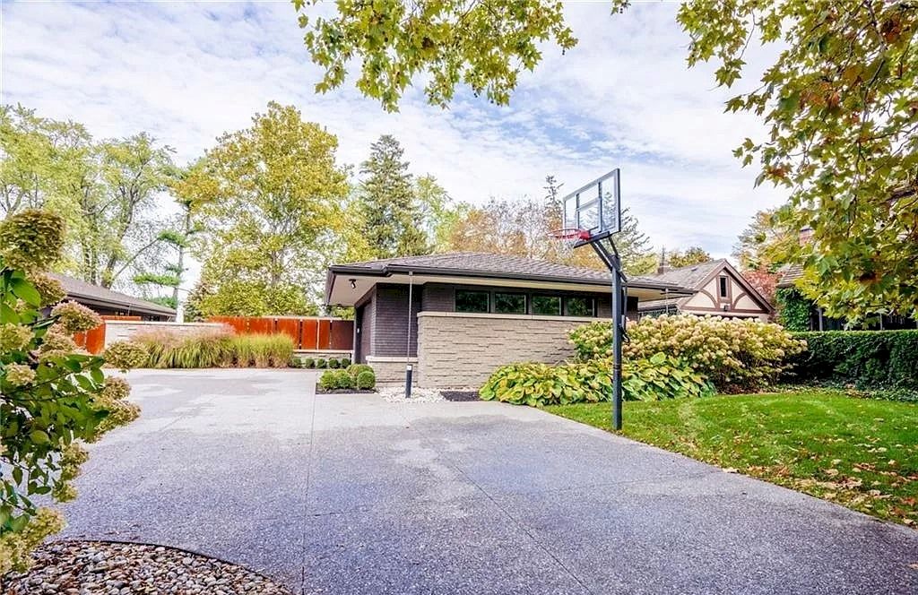 The Residence in Ontario is sure to exceed your expectations with uninterrupted lake views from all principal rooms now available for sale