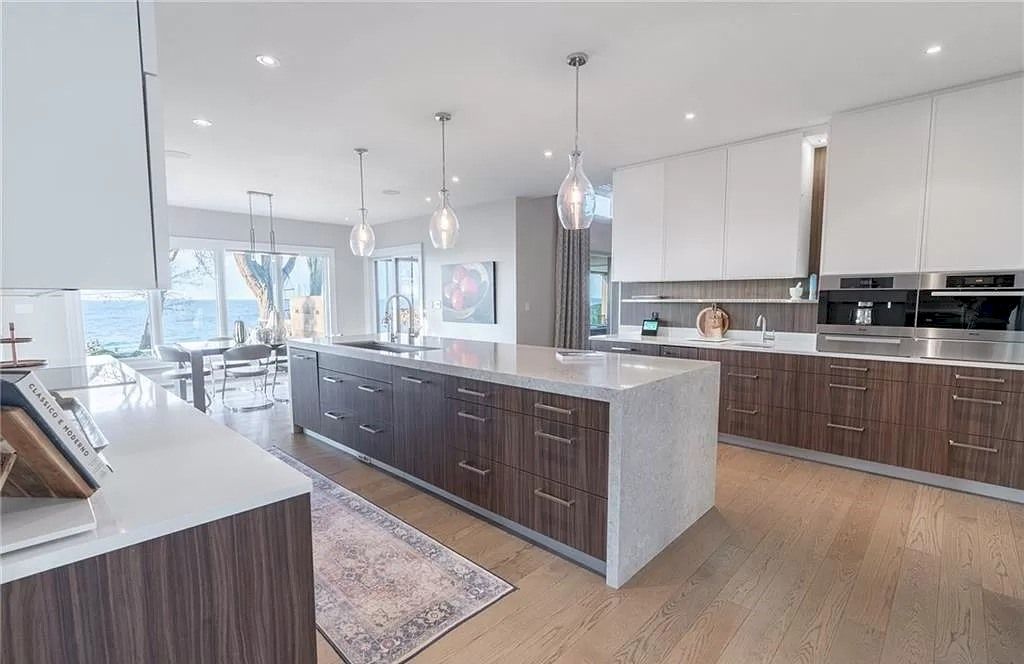 The Residence in Ontario is sure to exceed your expectations with uninterrupted lake views from all principal rooms now available for sale