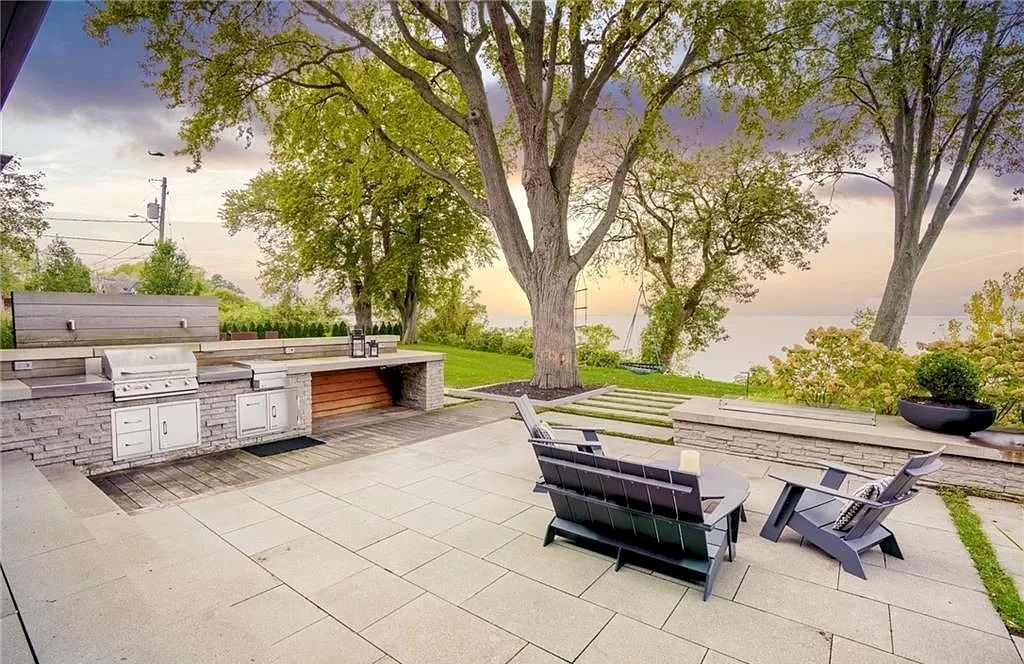 The Residence in Ontario is sure to exceed your expectations with uninterrupted lake views from all principal rooms now available for sale
