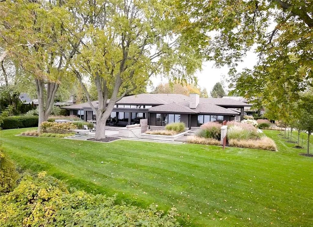 The Residence in Ontario is sure to exceed your expectations with uninterrupted lake views from all principal rooms now available for sale