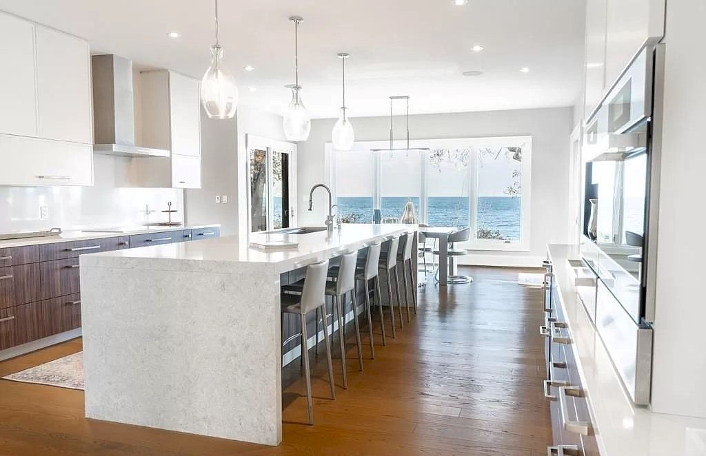 The Residence in Ontario is sure to exceed your expectations with uninterrupted lake views from all principal rooms now available for sale