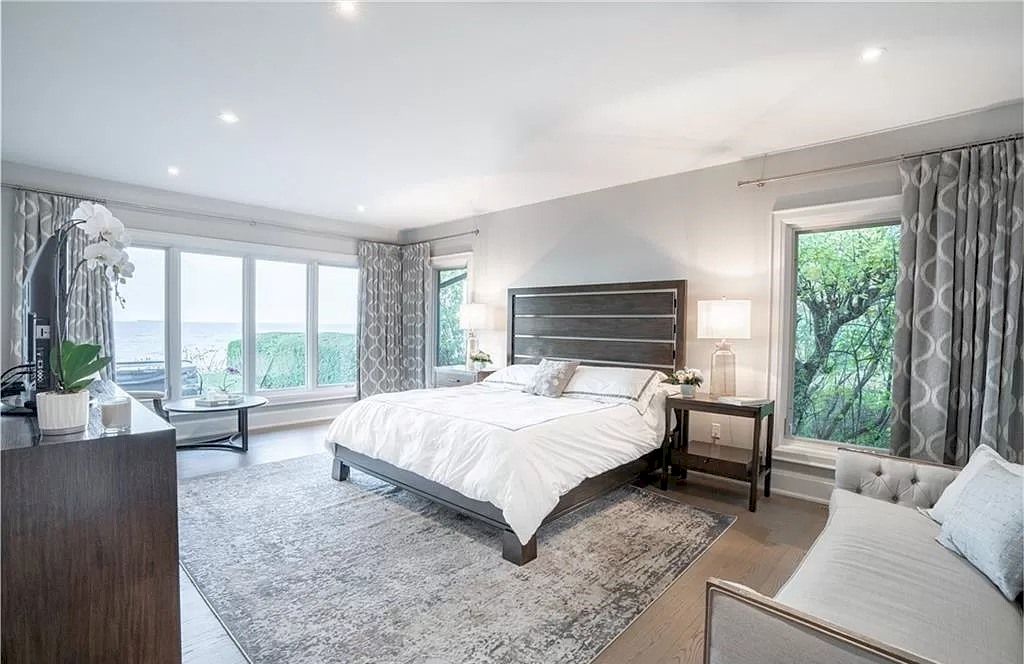 The Residence in Ontario is sure to exceed your expectations with uninterrupted lake views from all principal rooms now available for sale