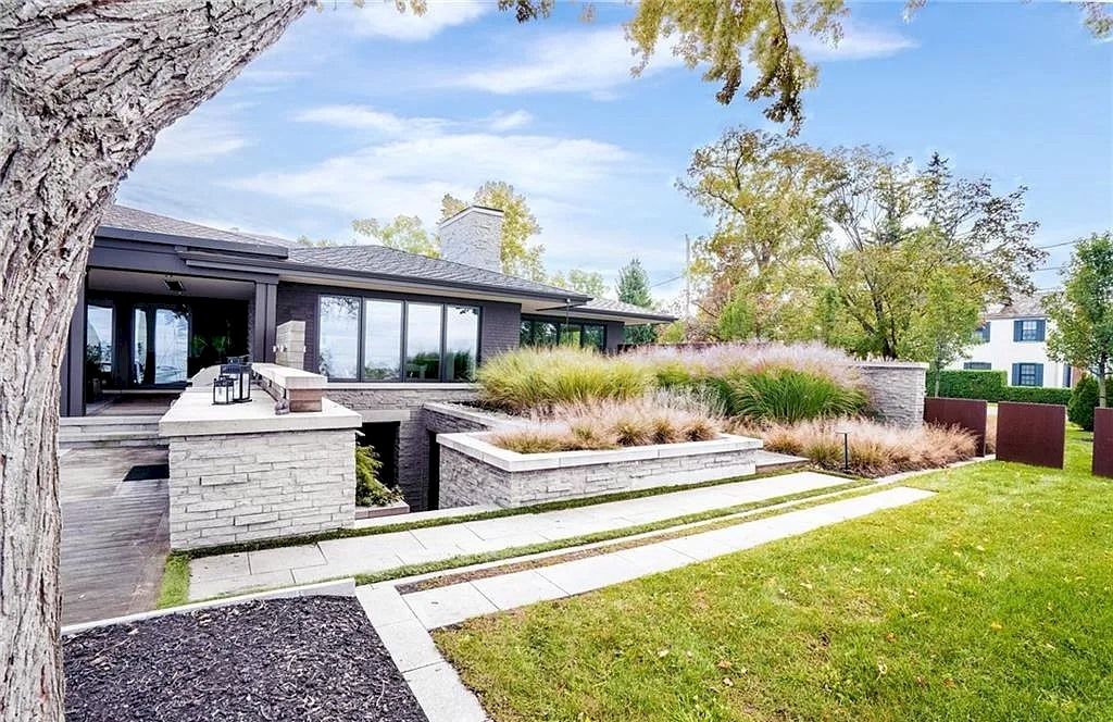 The Residence in Ontario is sure to exceed your expectations with uninterrupted lake views from all principal rooms now available for sale