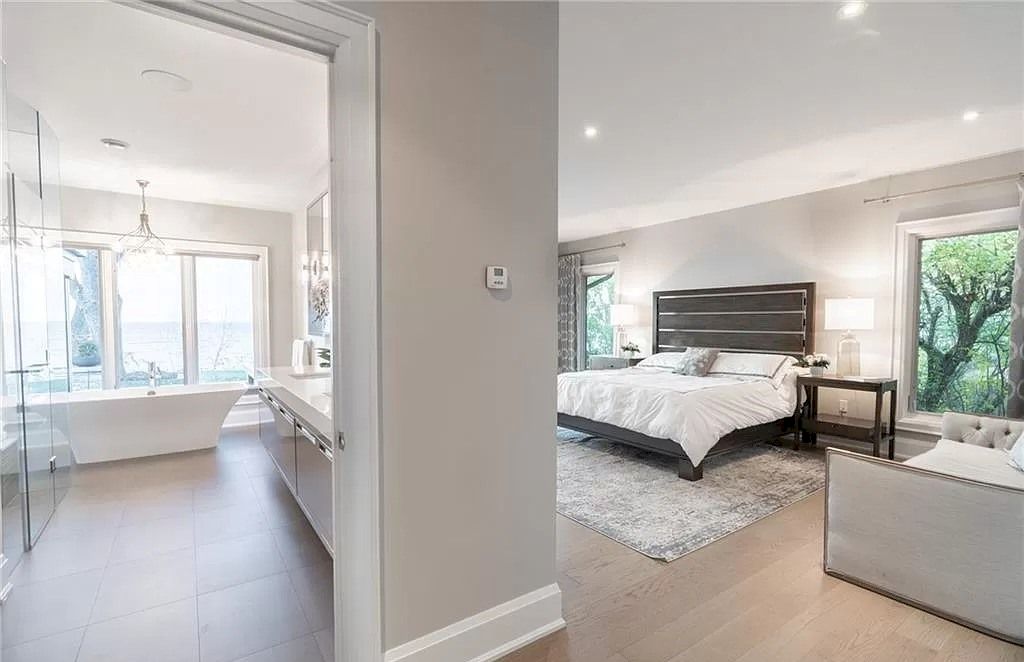 The Residence in Ontario is sure to exceed your expectations with uninterrupted lake views from all principal rooms now available for sale