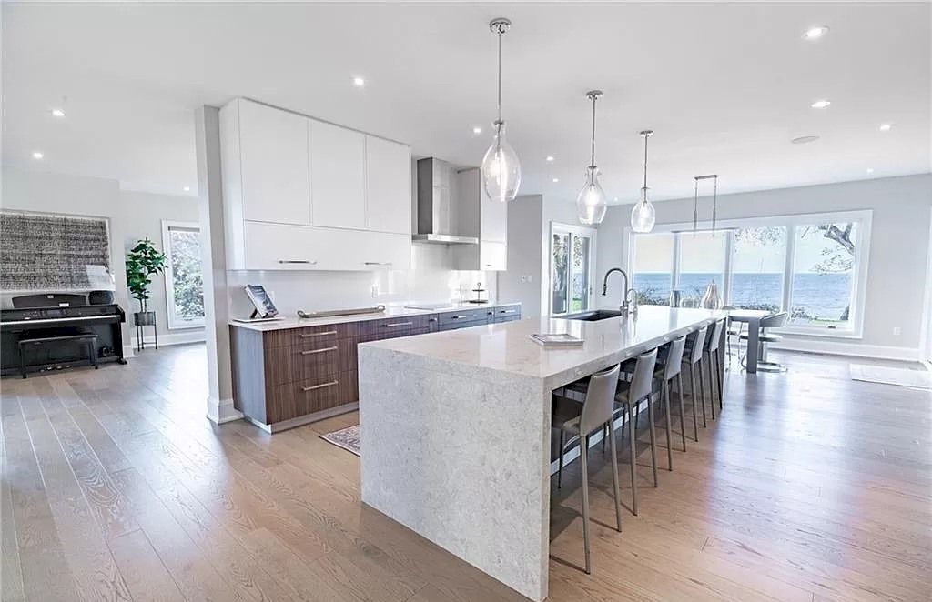 The Residence in Ontario is sure to exceed your expectations with uninterrupted lake views from all principal rooms now available for sale