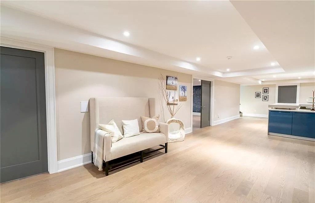 The Residence in Ontario is sure to exceed your expectations with uninterrupted lake views from all principal rooms now available for sale