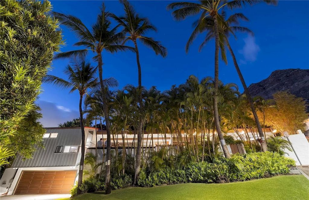 The Home in Hawaii is a luxurious home inspired by surrounding beauty and designed by notable architects now available for sale. This home located at 2998 Makalei Pl, Honolulu, Hawaii; offering 04 bedrooms and 04 bathrooms with 3,168 square feet of living spaces. 