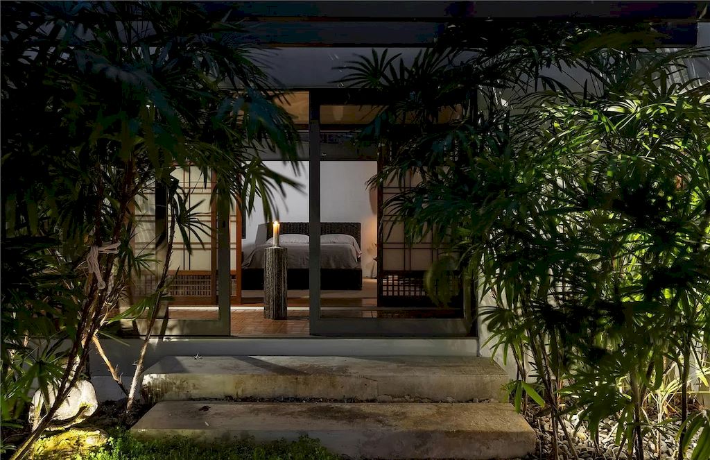 The Home in Hawaii is a luxurious home inspired by surrounding beauty and designed by notable architects now available for sale. This home located at 2998 Makalei Pl, Honolulu, Hawaii; offering 04 bedrooms and 04 bathrooms with 3,168 square feet of living spaces. 