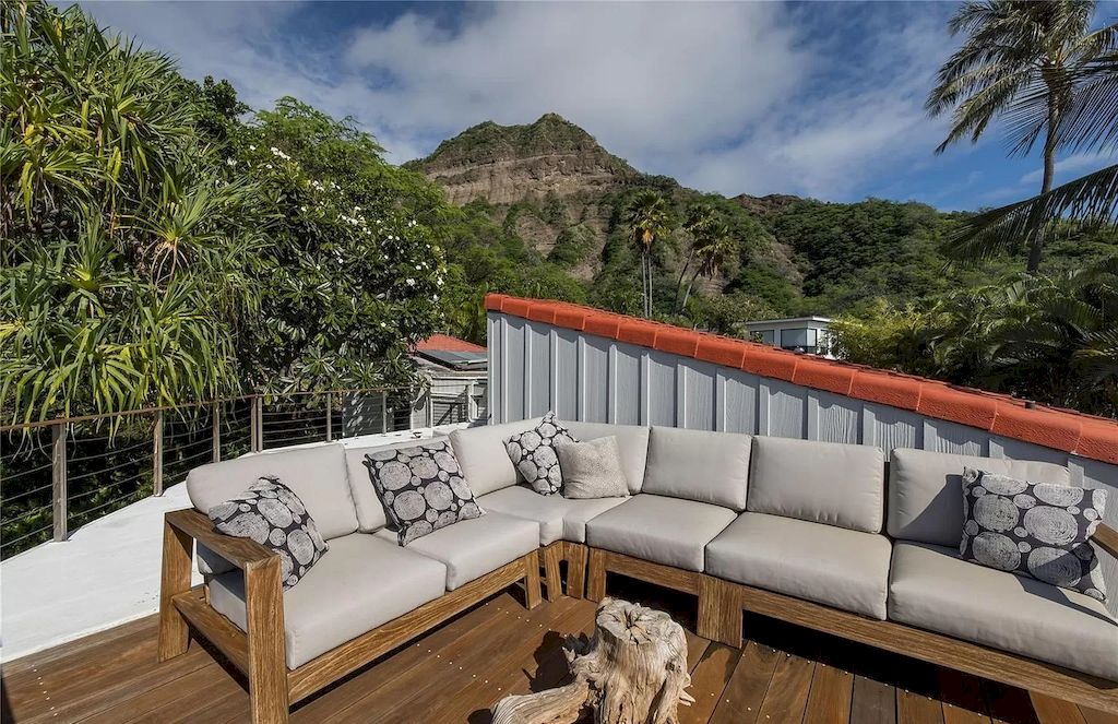 The Home in Hawaii is a luxurious home inspired by surrounding beauty and designed by notable architects now available for sale. This home located at 2998 Makalei Pl, Honolulu, Hawaii; offering 04 bedrooms and 04 bathrooms with 3,168 square feet of living spaces. 