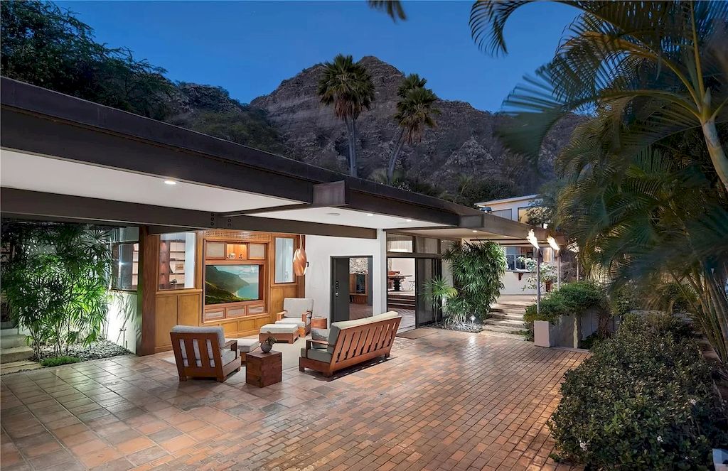 The Home in Hawaii is a luxurious home inspired by surrounding beauty and designed by notable architects now available for sale. This home located at 2998 Makalei Pl, Honolulu, Hawaii; offering 04 bedrooms and 04 bathrooms with 3,168 square feet of living spaces. 