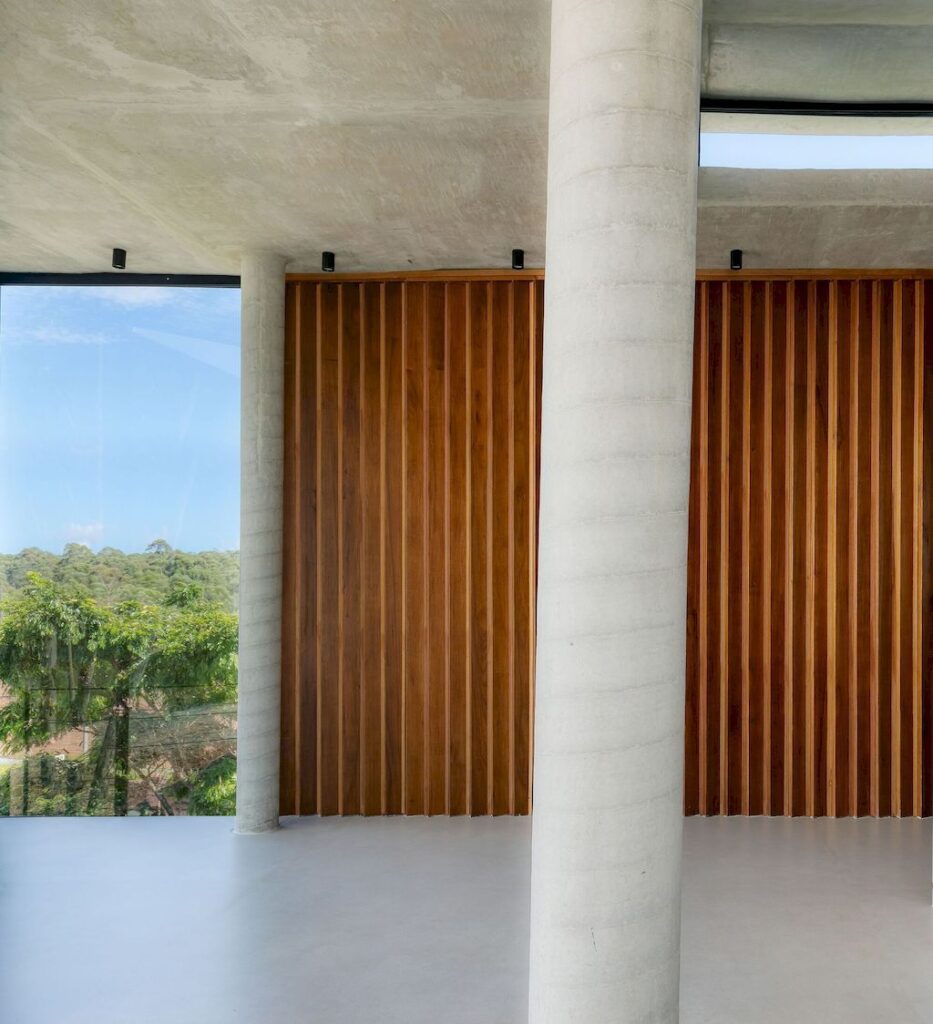 House 7 Patios, supported on slope with vegetation by TETRO Arquitetura