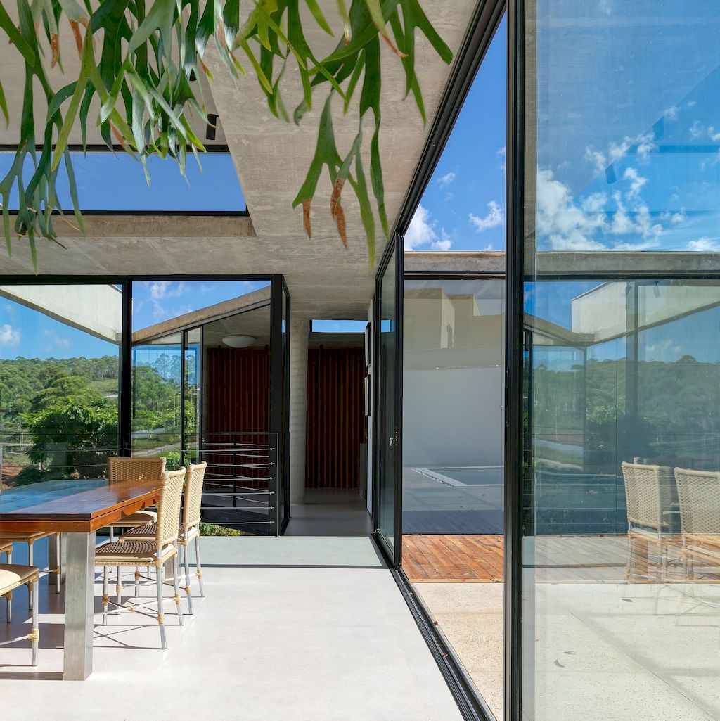 House 7 Patios supported on slope with vegetation by TETRO Arquitetura 11