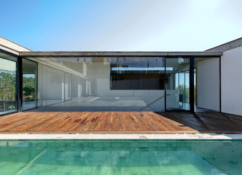 House 7 Patios, supported on slope with vegetation by TETRO Arquitetura