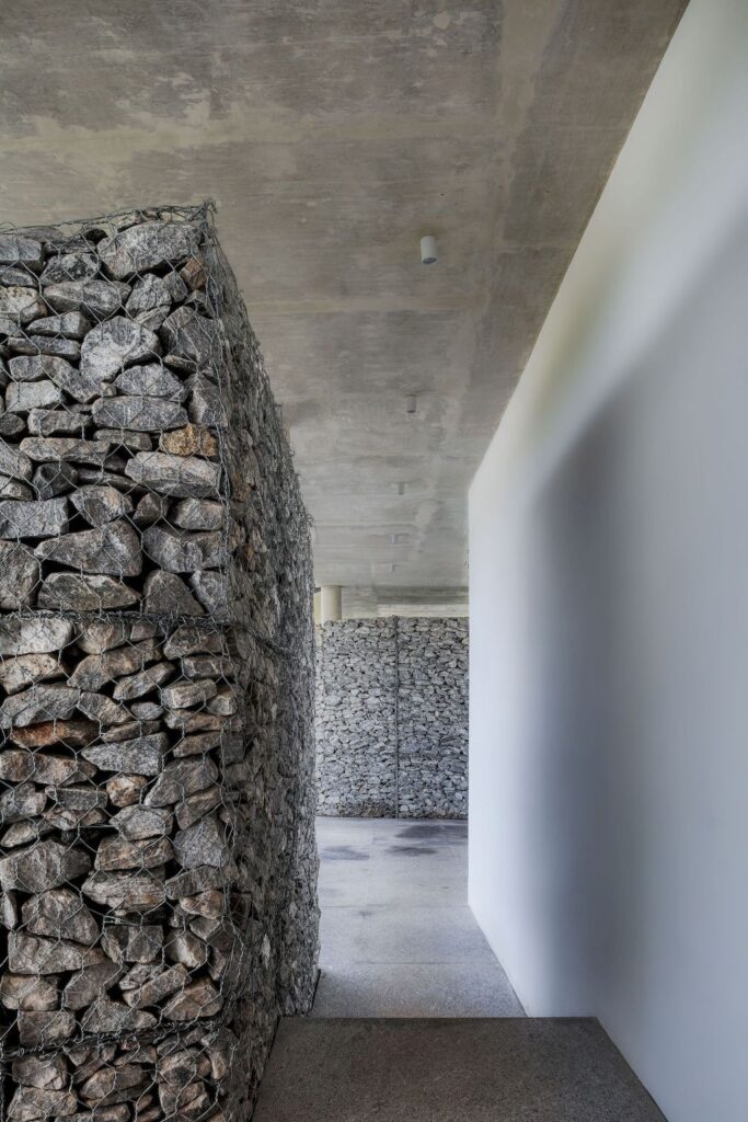 House 7 Patios supported on slope with vegetation by TETRO Arquitetura 13