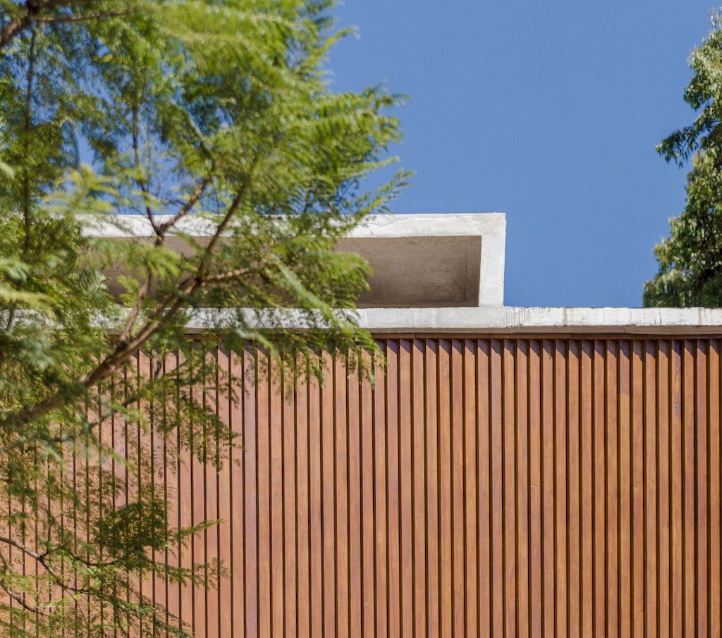 House 7 Patios, supported on slope with vegetation by TETRO Arquitetura