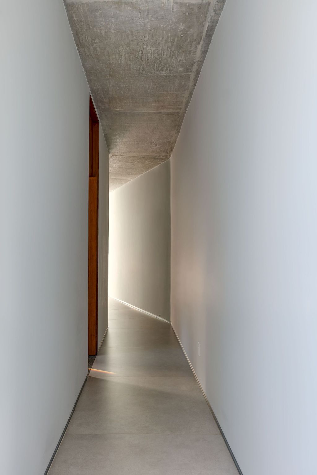 House 7 Patios, supported on slope with vegetation by TETRO Arquitetura