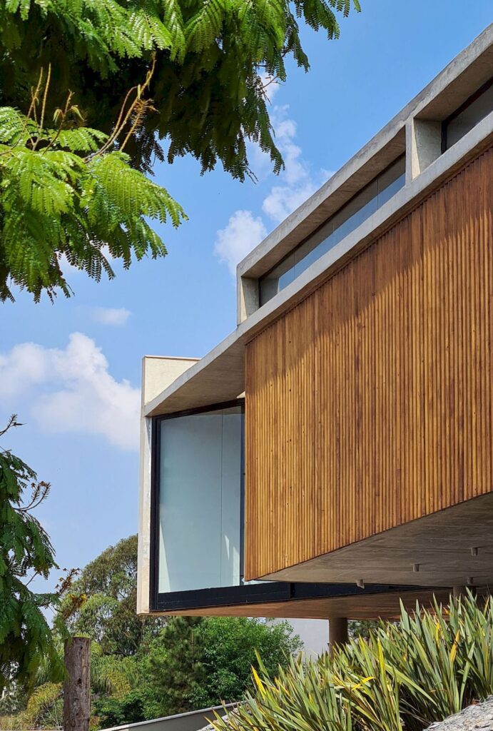 House 7 Patios supported on slope with vegetation by TETRO Arquitetura 17