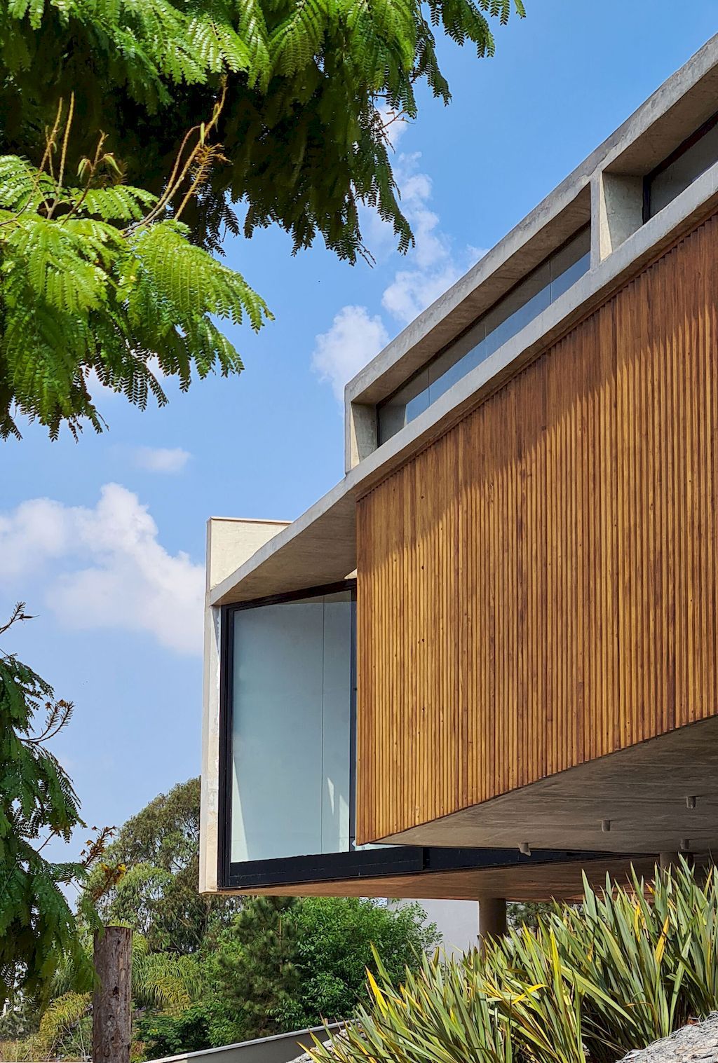 House 7 Patios supported on slope with vegetation by TETRO Arquitetura 17