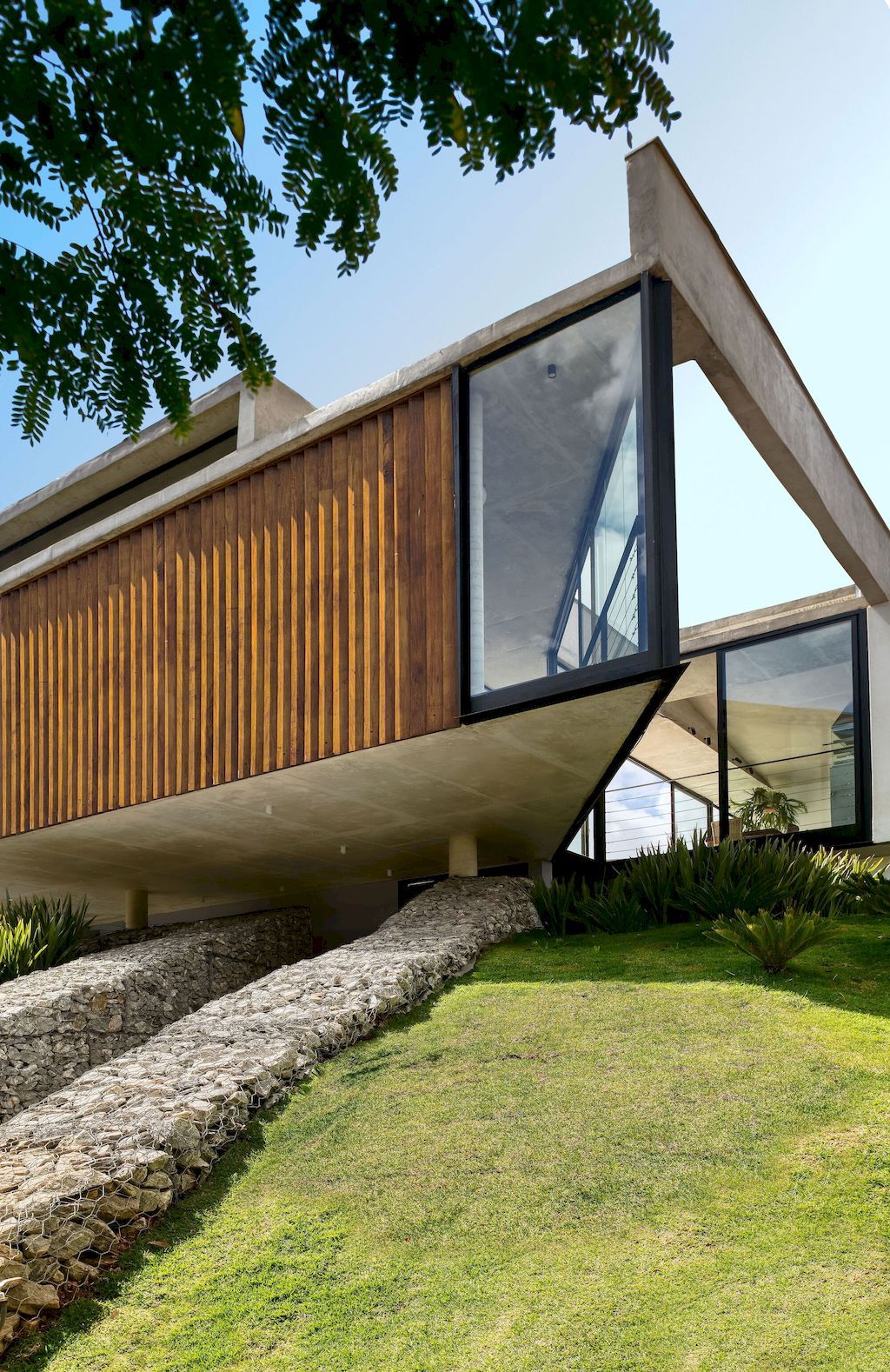 House 7 Patios supported on slope with vegetation by TETRO Arquitetura 9