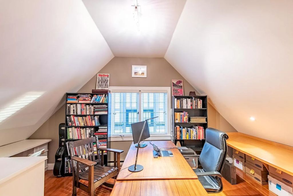 The House in Vancouver is ideal for entertaining with elegant brick & stone entry, beautiful oak hardwood floors, traditional X-hall living dining floor plan, now available for sale