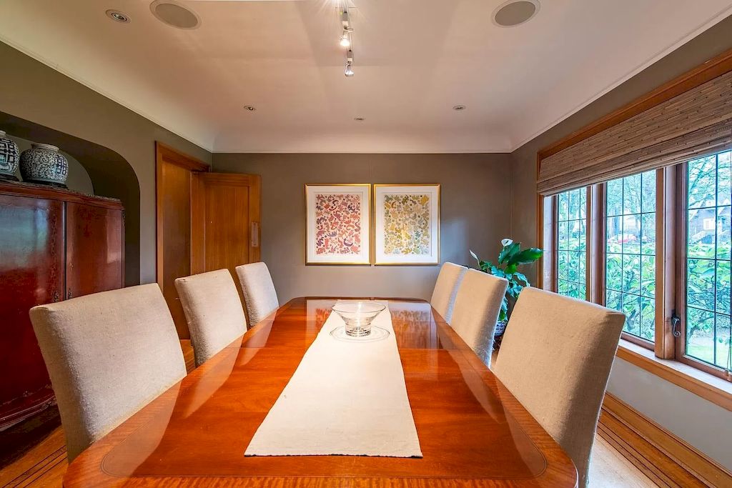 The House in Vancouver is ideal for entertaining with elegant brick & stone entry, beautiful oak hardwood floors, traditional X-hall living dining floor plan, now available for sale