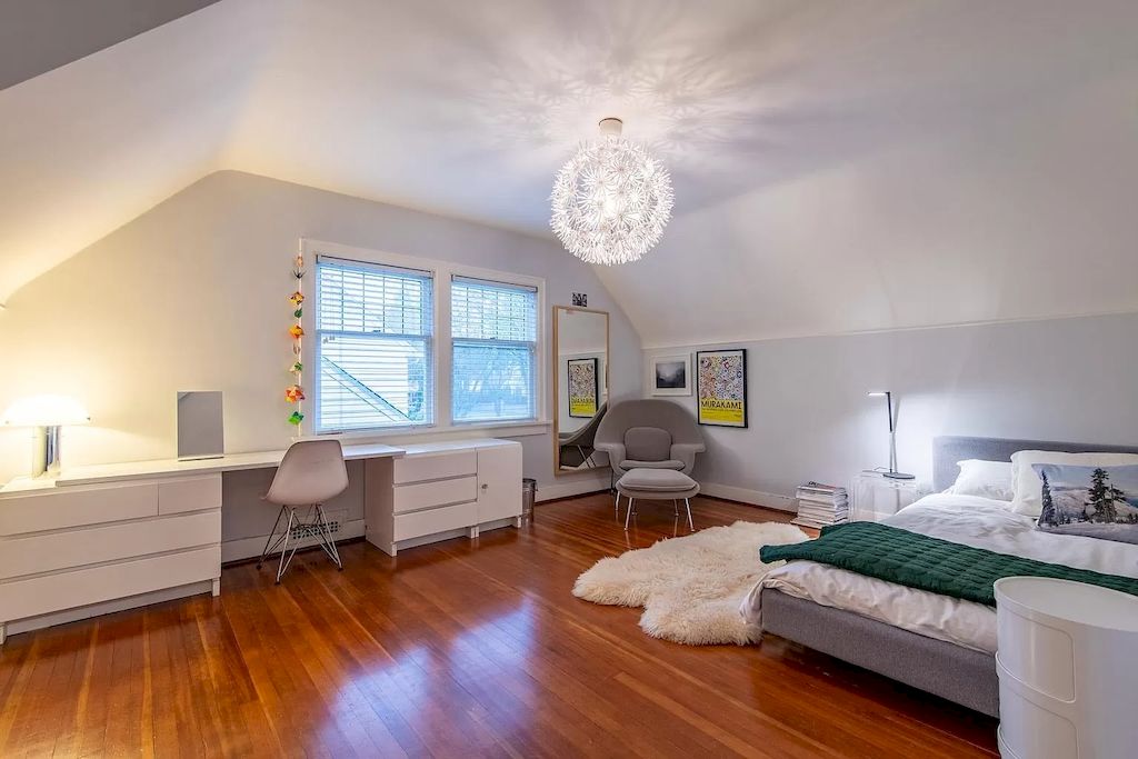 The House in Vancouver is ideal for entertaining with elegant brick & stone entry, beautiful oak hardwood floors, traditional X-hall living dining floor plan, now available for sale