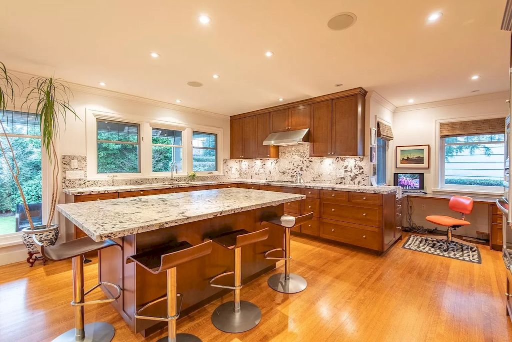 The House in Vancouver is ideal for entertaining with elegant brick & stone entry, beautiful oak hardwood floors, traditional X-hall living dining floor plan, now available for sale