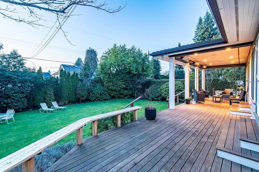 The House in Vancouver is ideal for entertaining with elegant brick & stone entry, beautiful oak hardwood floors, traditional X-hall living dining floor plan, now available for sale