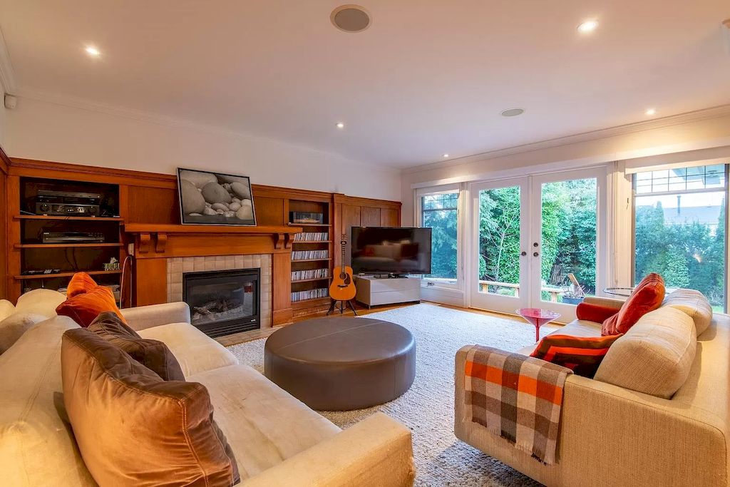 The House in Vancouver is ideal for entertaining with elegant brick & stone entry, beautiful oak hardwood floors, traditional X-hall living dining floor plan, now available for sale