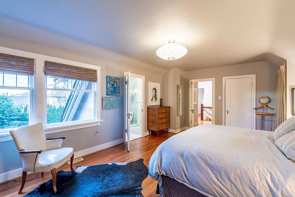 The House in Vancouver is ideal for entertaining with elegant brick & stone entry, beautiful oak hardwood floors, traditional X-hall living dining floor plan, now available for sale