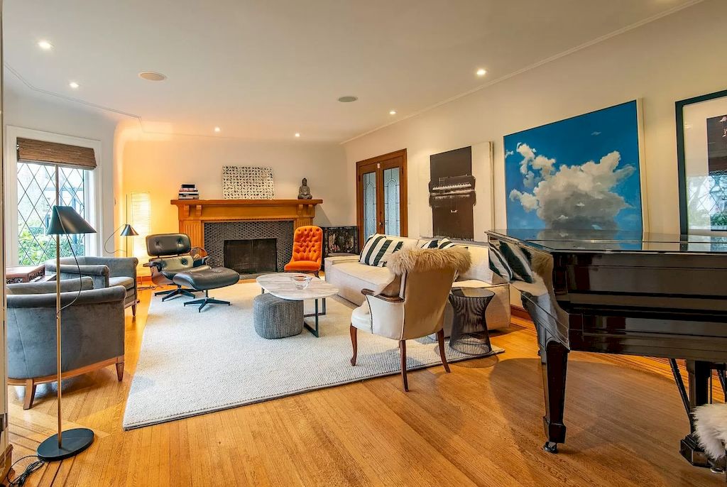 The House in Vancouver is ideal for entertaining with elegant brick & stone entry, beautiful oak hardwood floors, traditional X-hall living dining floor plan, now available for sale