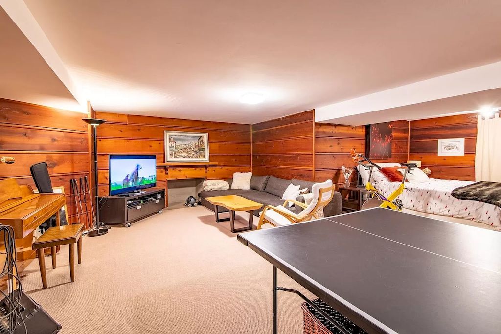 The House in Vancouver is ideal for entertaining with elegant brick & stone entry, beautiful oak hardwood floors, traditional X-hall living dining floor plan, now available for sale