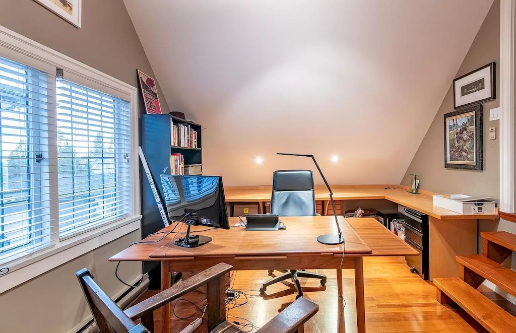 The House in Vancouver is ideal for entertaining with elegant brick & stone entry, beautiful oak hardwood floors, traditional X-hall living dining floor plan, now available for sale