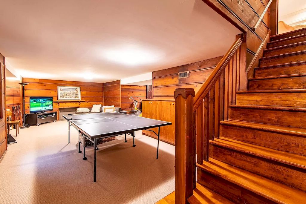 The House in Vancouver is ideal for entertaining with elegant brick & stone entry, beautiful oak hardwood floors, traditional X-hall living dining floor plan, now available for sale