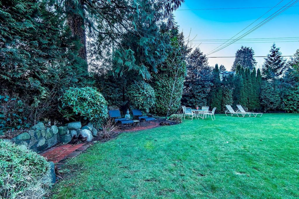 The House in Vancouver is ideal for entertaining with elegant brick & stone entry, beautiful oak hardwood floors, traditional X-hall living dining floor plan, now available for sale