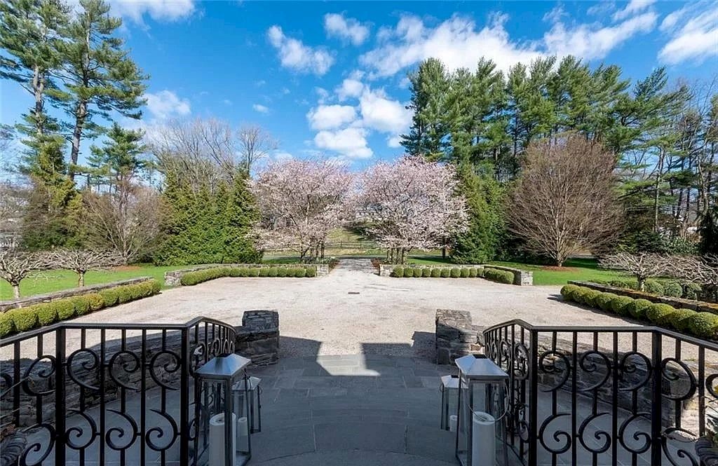 The Home in Connecticut is an extraordinary home with gracious entrance and amazing wine cellar now available for sale. This home located at 8 Searles Rd, Darien, Connecticut; offering 04 bedrooms and 07 bathrooms with 7,613 square feet of living spaces.