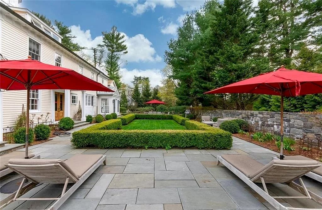 The Home in Connecticut is an extraordinary home with gracious entrance and amazing wine cellar now available for sale. This home located at 8 Searles Rd, Darien, Connecticut; offering 04 bedrooms and 07 bathrooms with 7,613 square feet of living spaces.