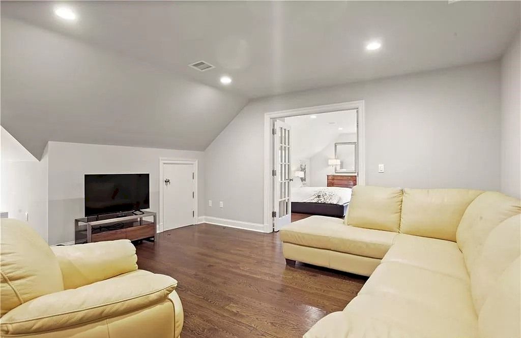 The Home in Connecticut is a luxurious home where you'll find extraordinary details and expert craftsmanship now available for sale. This home located at 15 Hillsley Rd, Darien, Connecticut; offering 06 bedrooms and 09 bathrooms with 8,748 square feet of living spaces.